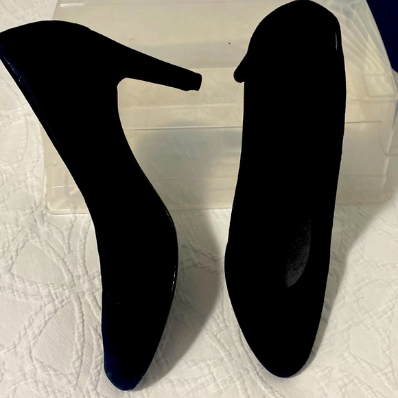 Black suede Seymour pumps with 3” heel .   Great condition. - Picture 1 of 5